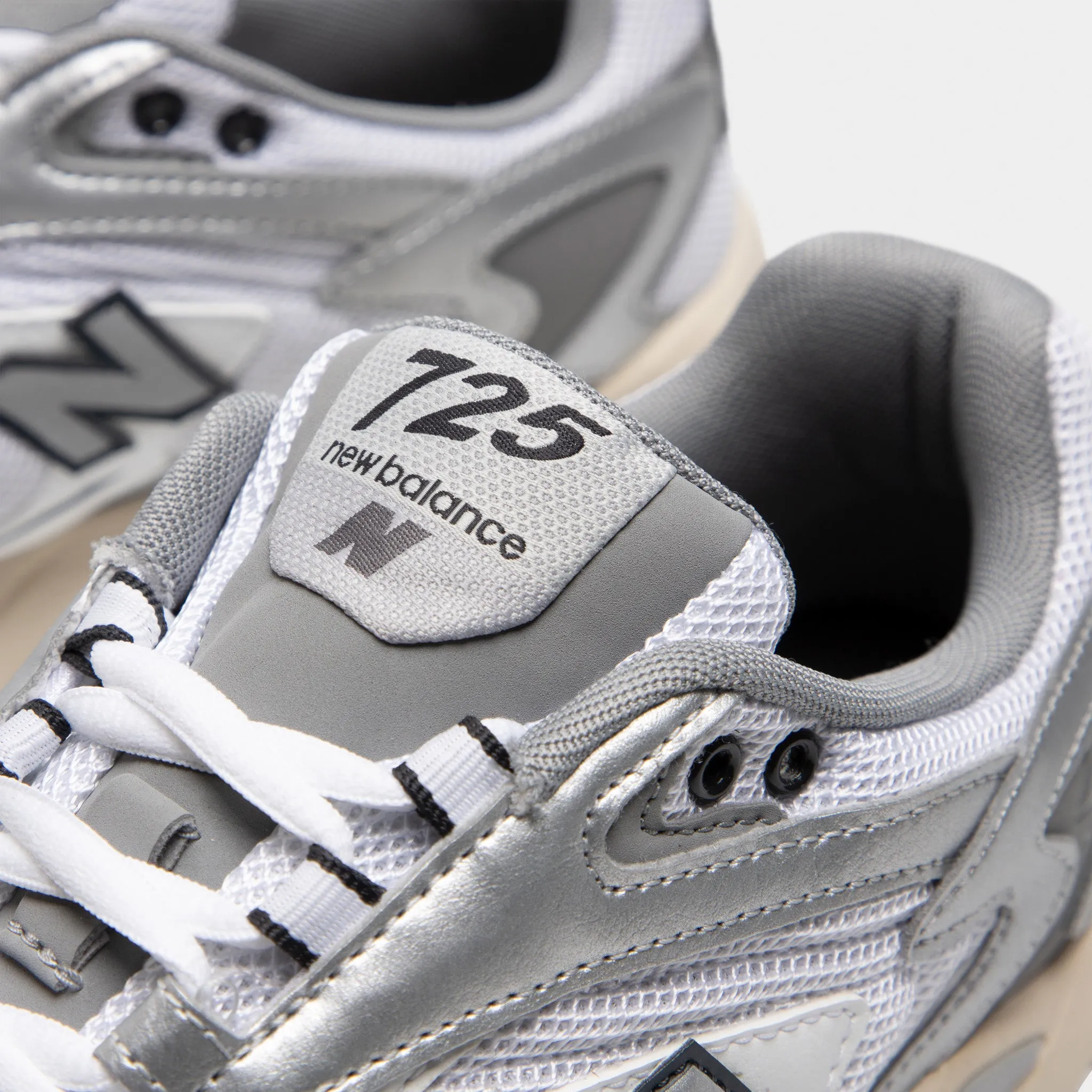 New Balance 725V1 Weiß / Metallic Silber - Schiefergrau