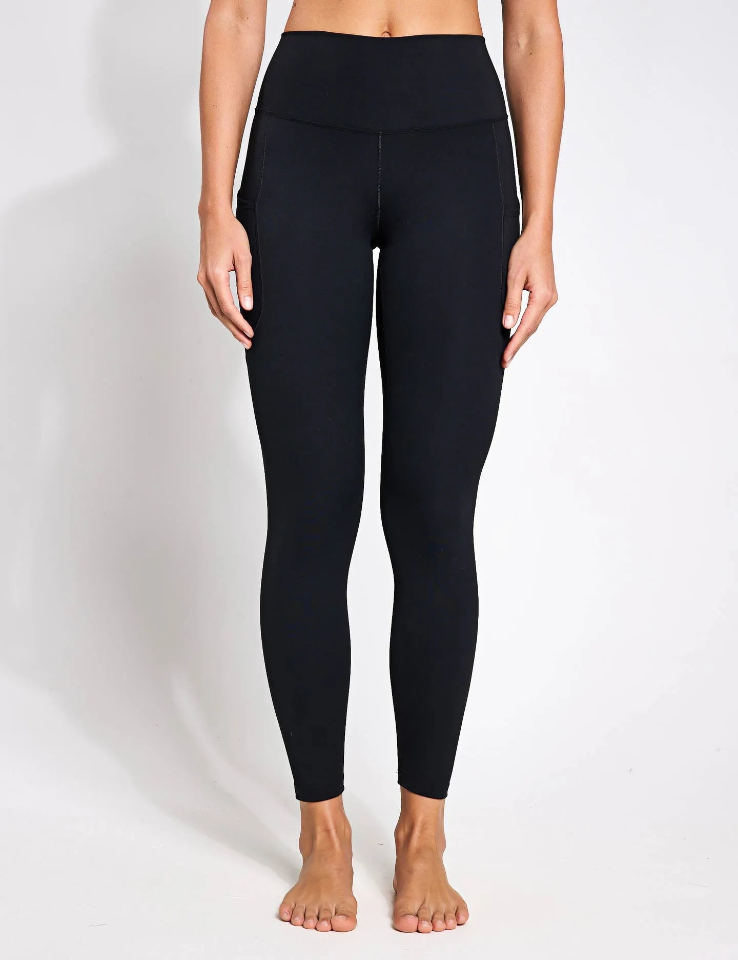 Eine hoch taillierte 7/8-Legging mit Taschen - Schwarz