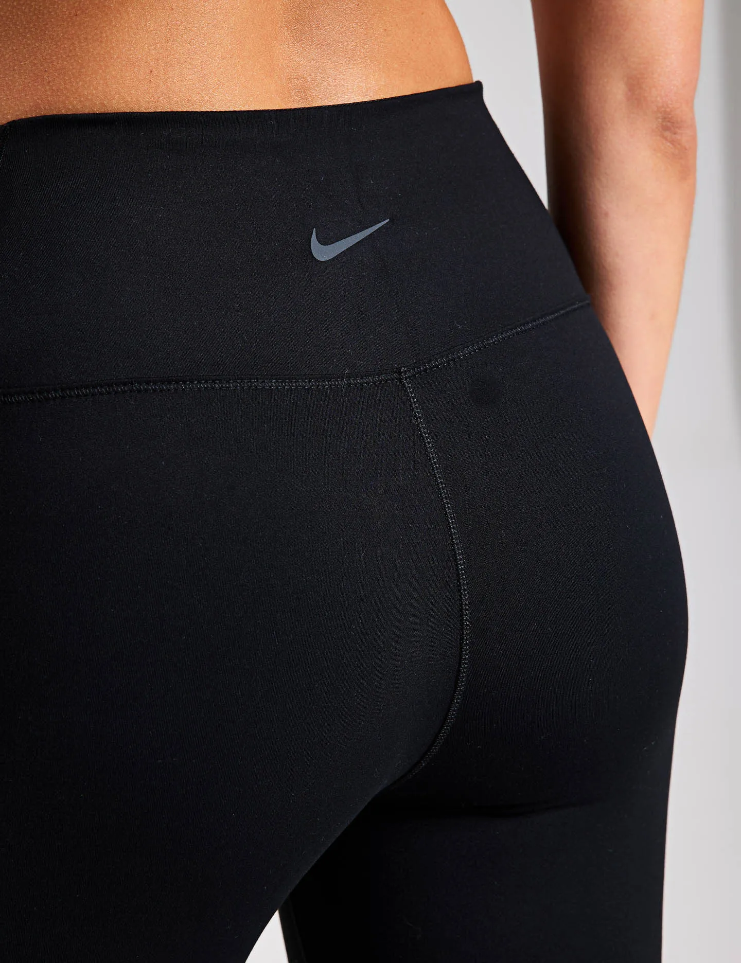 Eine hoch taillierte 7/8-Legging mit Taschen - Schwarz