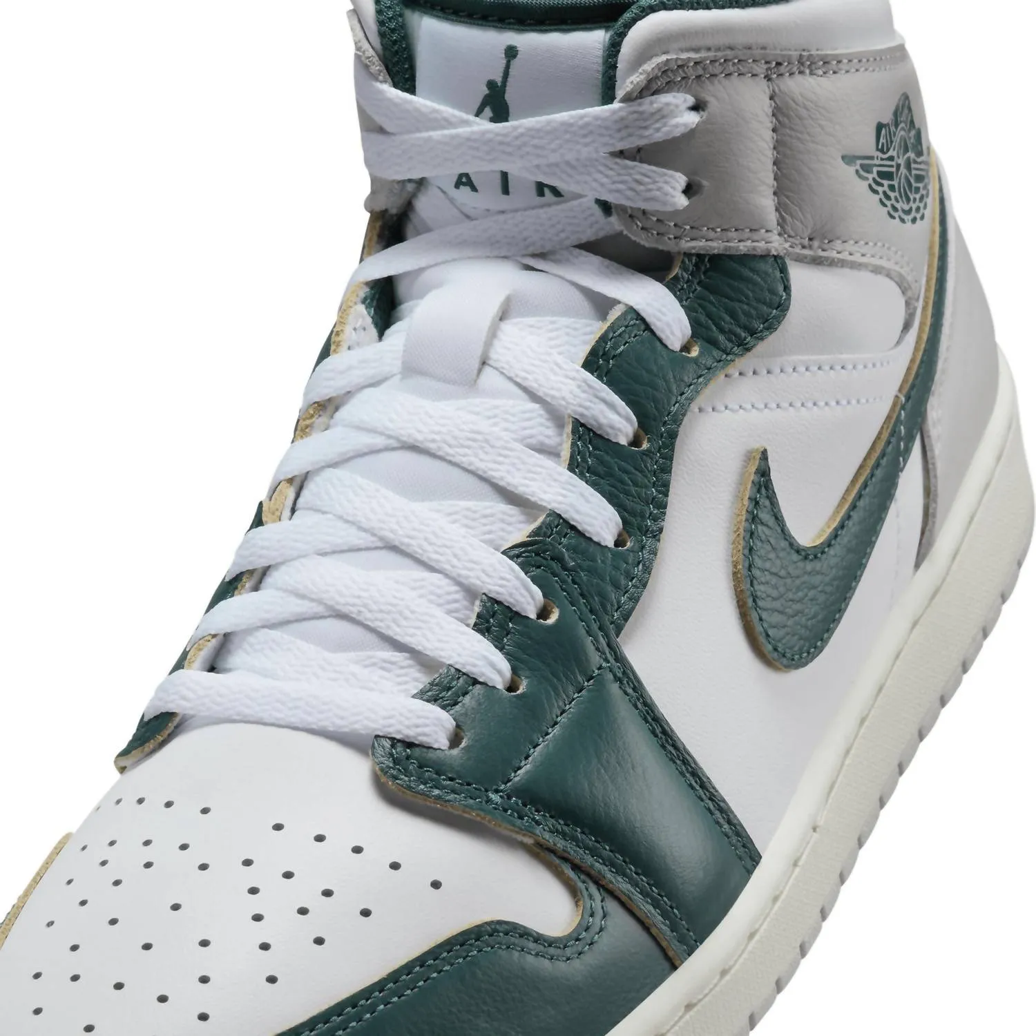Herren Air Jordan 1 Mid SE Basketballschuh in Weiß/Oxidiertes Grün-Segeltuch