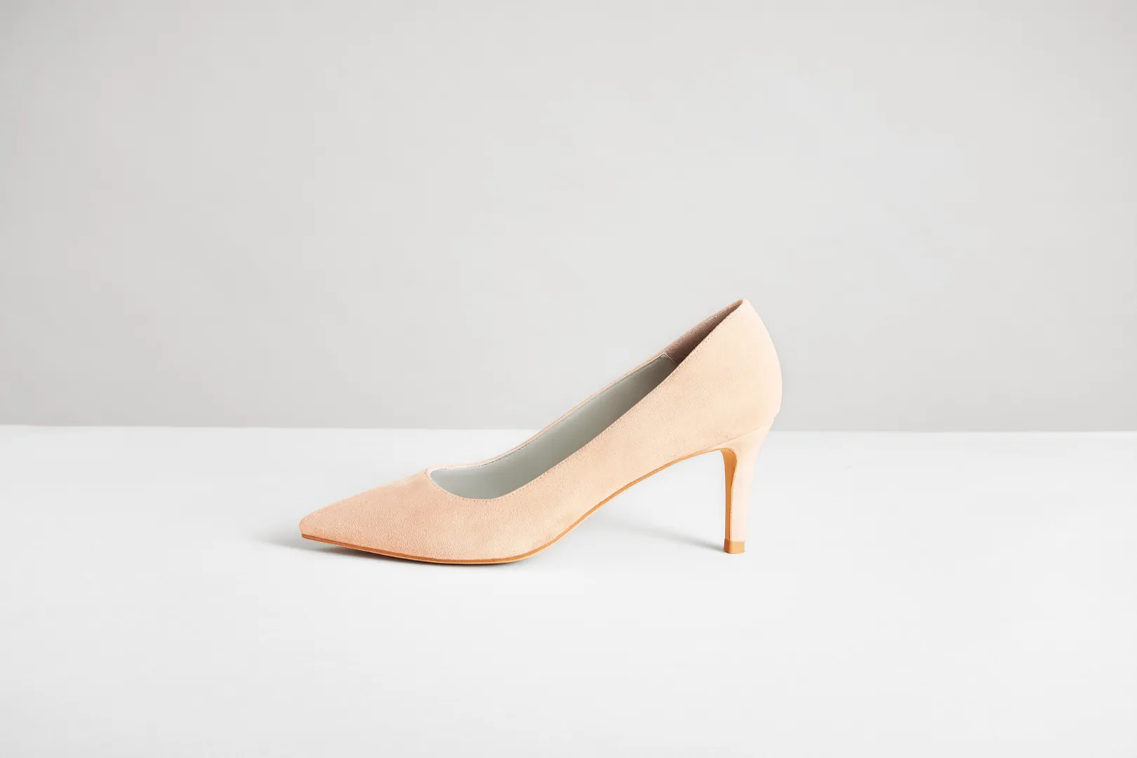 Vegane Wildleder-Pumps mit spitzer Spitze | Nude