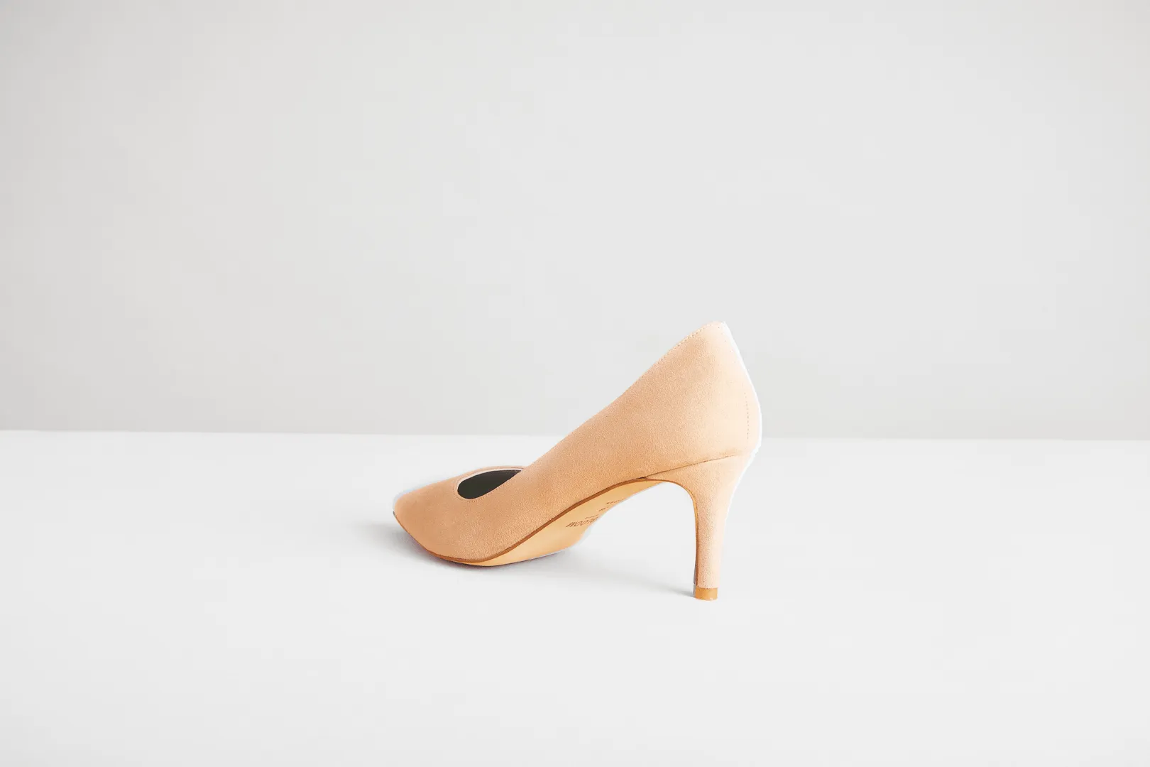 Vegane Wildleder-Pumps mit spitzer Spitze | Nude